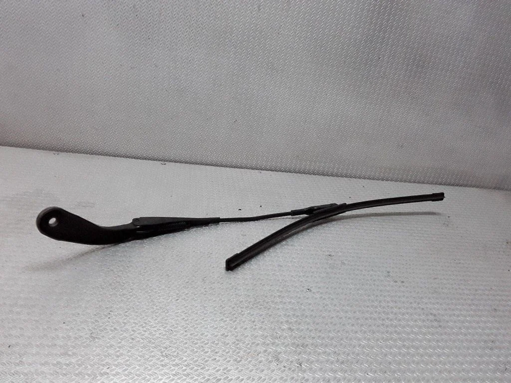Priekšējā stikla tīrītājs – BMW 3. sērija F30 F35 F31 (2012-2018)