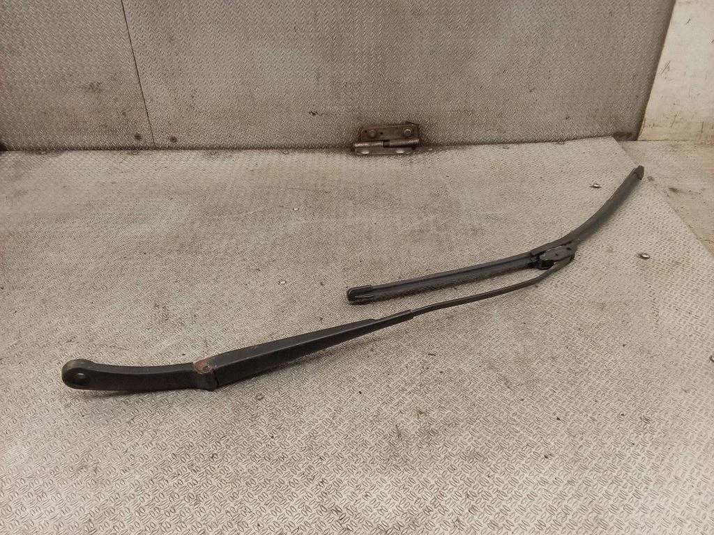 Priekšējā stikla tīrītāja svira – kreisā