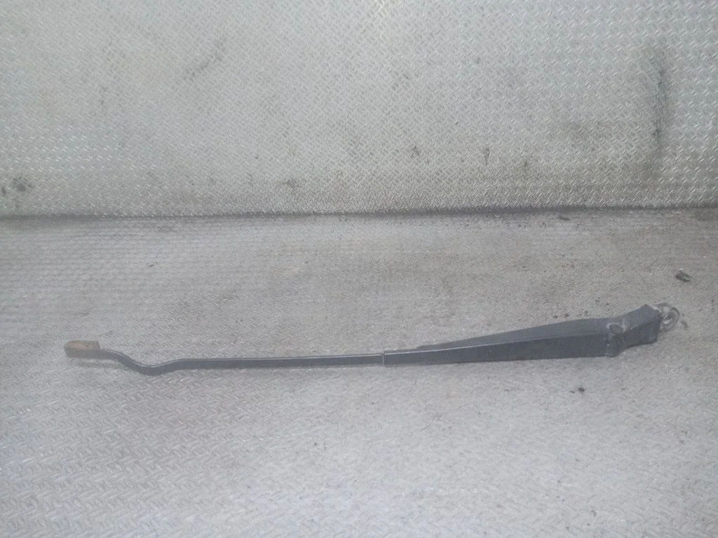 Front wiper blade arm – Volkswagen Golf III (1992-1997)