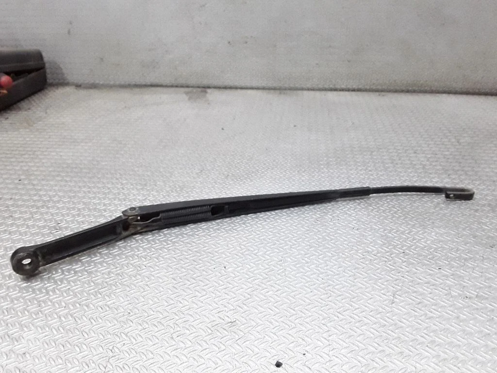 Front wiper blade arm – Audi A4 S4 B5 8D (1999-2000)
