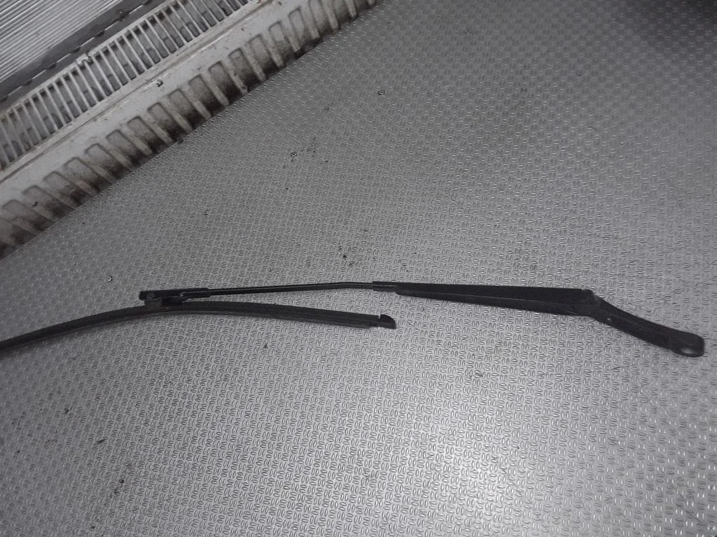 Front wiper blade arm – Volkswagen Touran I (2003-2010)