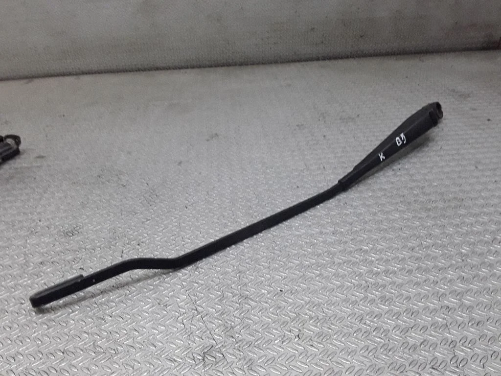 Front wiper blade arm – Volkswagen Passat B5 (1997-2000)