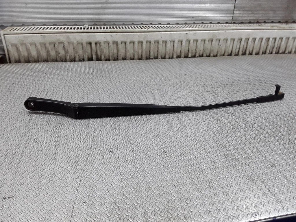 Front wiper blade arm – Volkswagen Touran I (2003-2010)