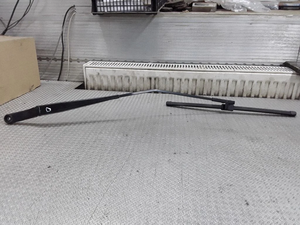 Front wiper blade arm – Volkswagen Touran I (2003-2010)