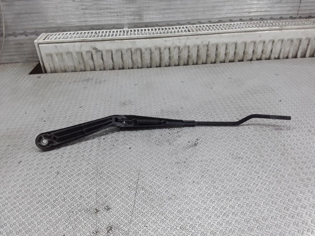 Front wiper blade arm – Mercedes-Benz C-Class W203 (2000-2007)
