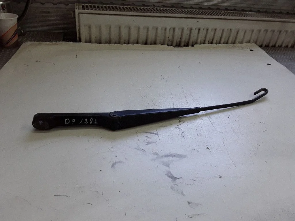 Front wiper blade arm – front right