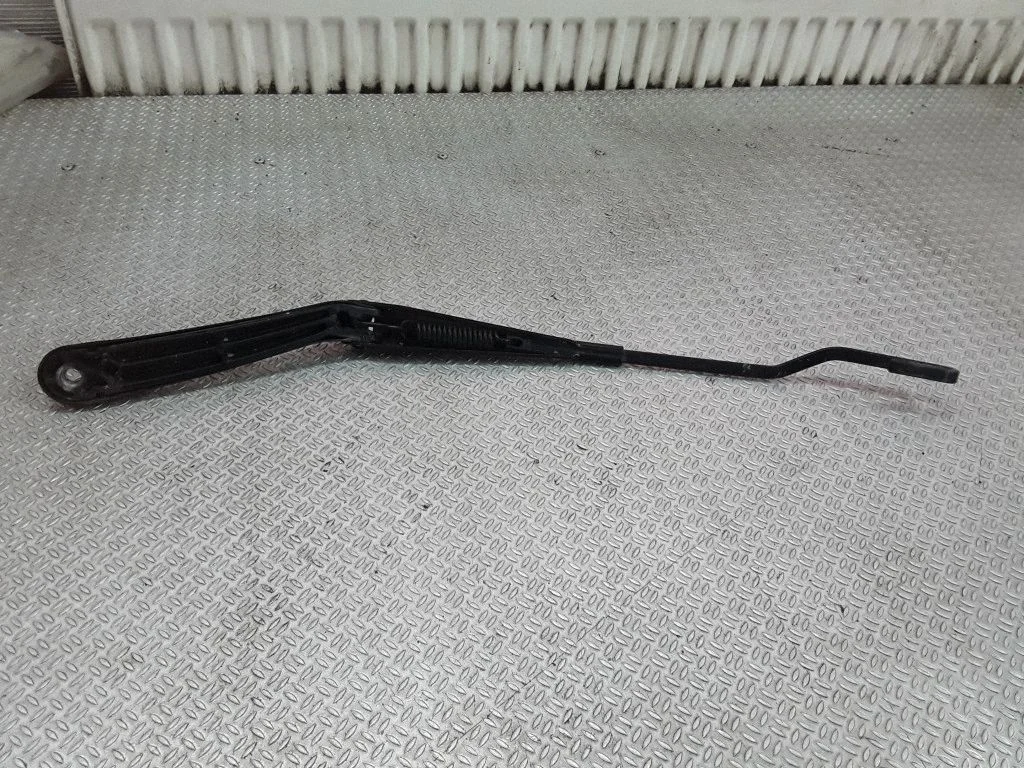 Front wiper blade arm – Mercedes-Benz C-Class W203 (2000-2007)
