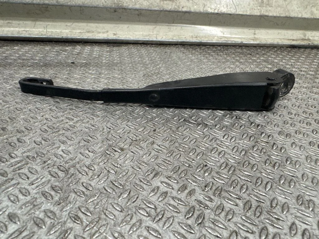 Aizmugurējā stikla tīrītājs GM560820G