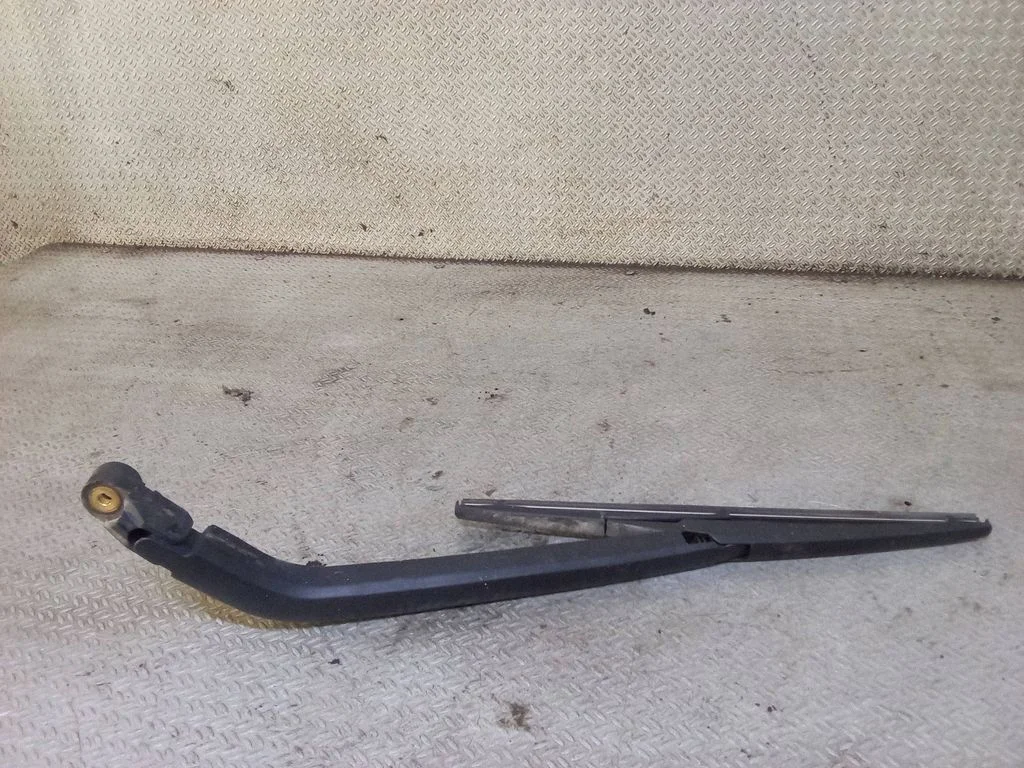 Rear wiper blade – Toyota Corolla E120 E130 (2000-2004)