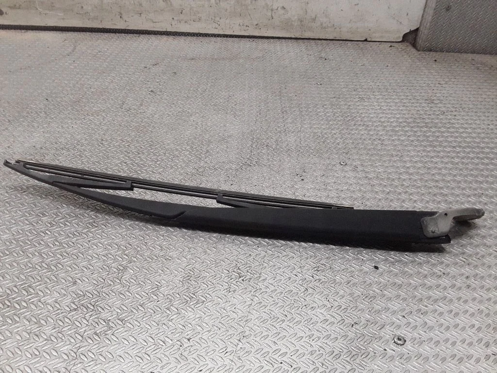 Aizmugurējā stikla tīrītājs