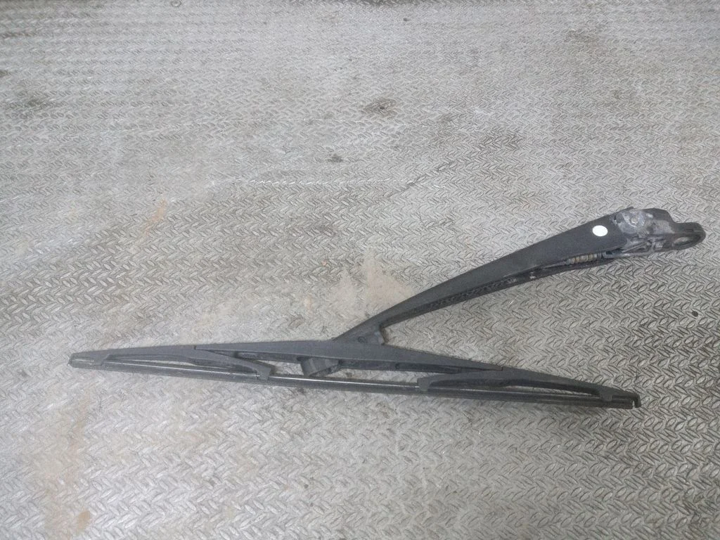 Aizmugurējā stikla tīrītājs – Subaru Forester SG (2006-2008)