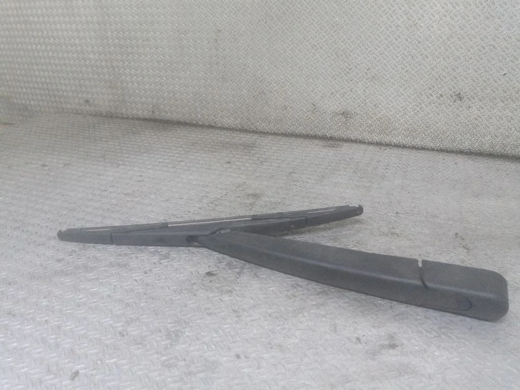 Aizmugurējā stikla tīrītājs – Nissan Qashqai+2 (2008-2010)