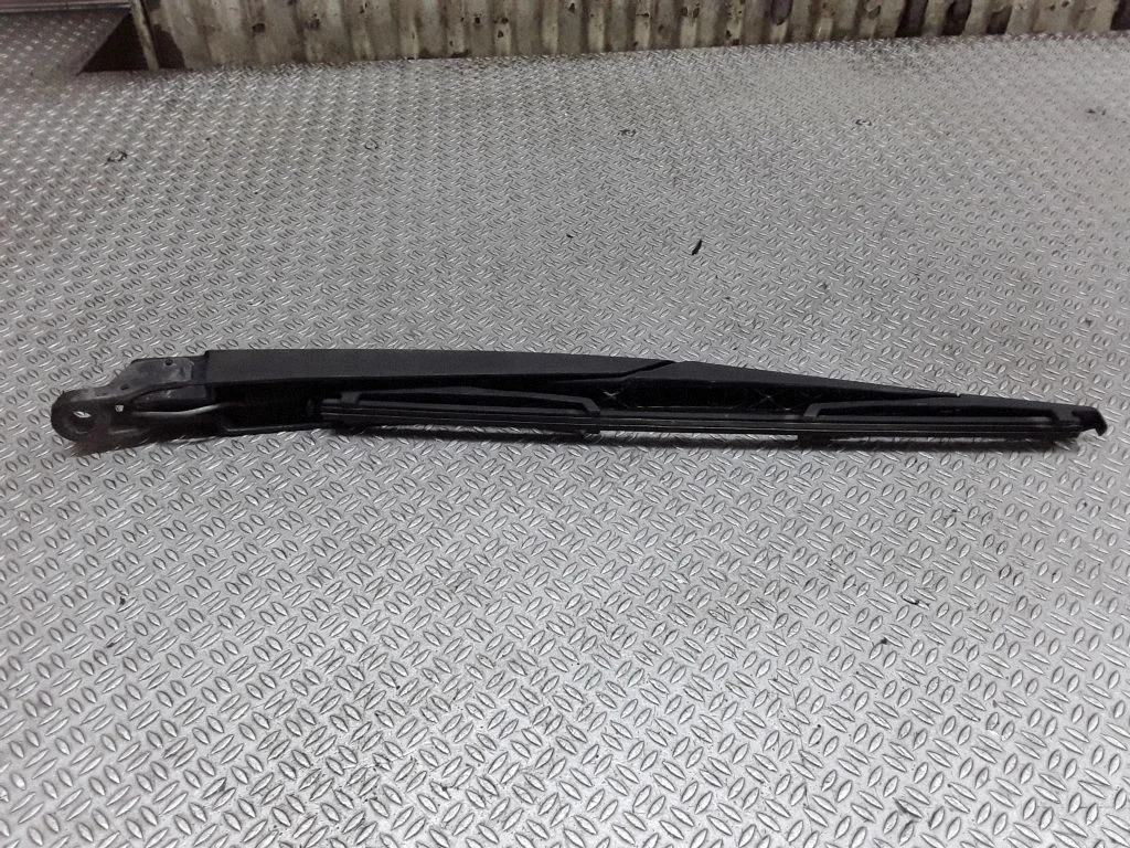 Aizmugurējā stikla tīrītājs – Opel Astra H (2004-2012)