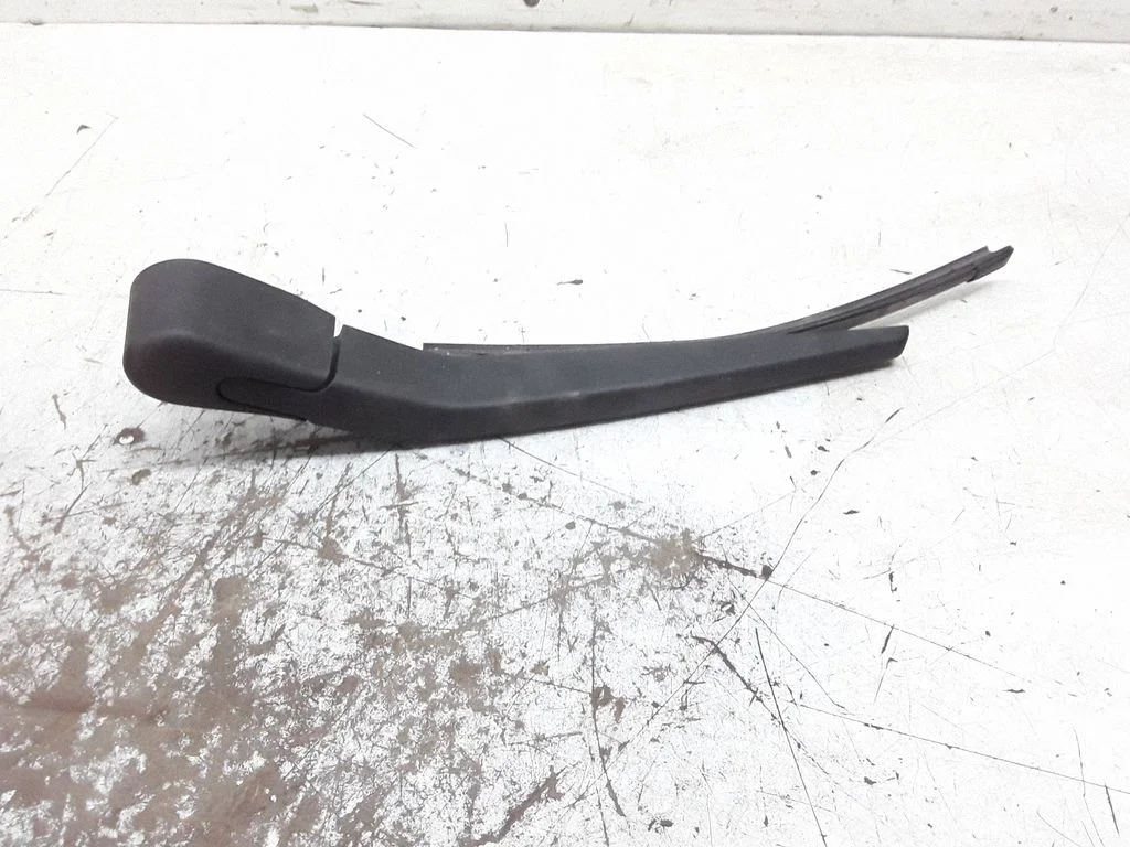 Aizmugurējā stikla tīrītājs – Volvo V40 (2012-2019)