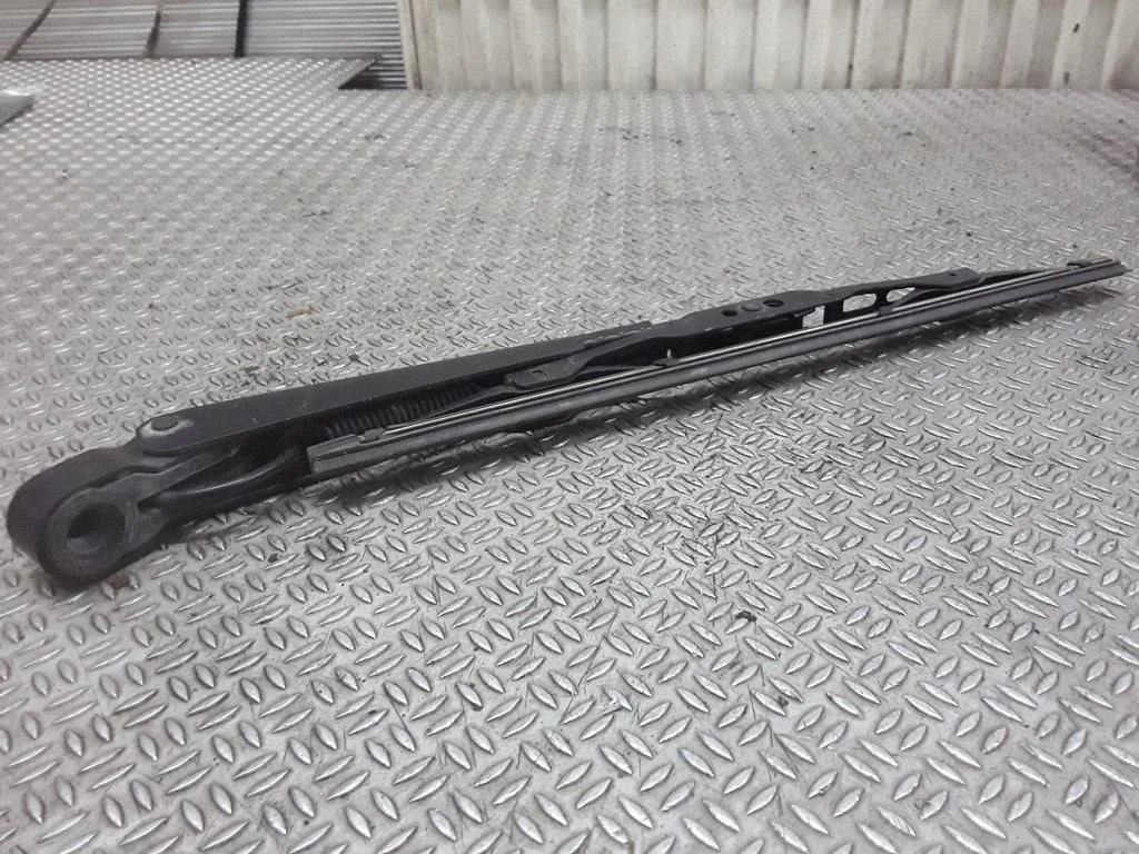 Aizmugurējā stikla tīrītājs – Ford Focus C-MAX (2003-2010)