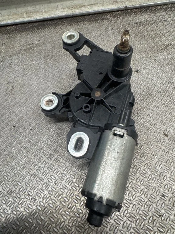 Aizmugurējā stikla tīrītāja motoriņš – Audi A3 S3 8P (2003-2012)