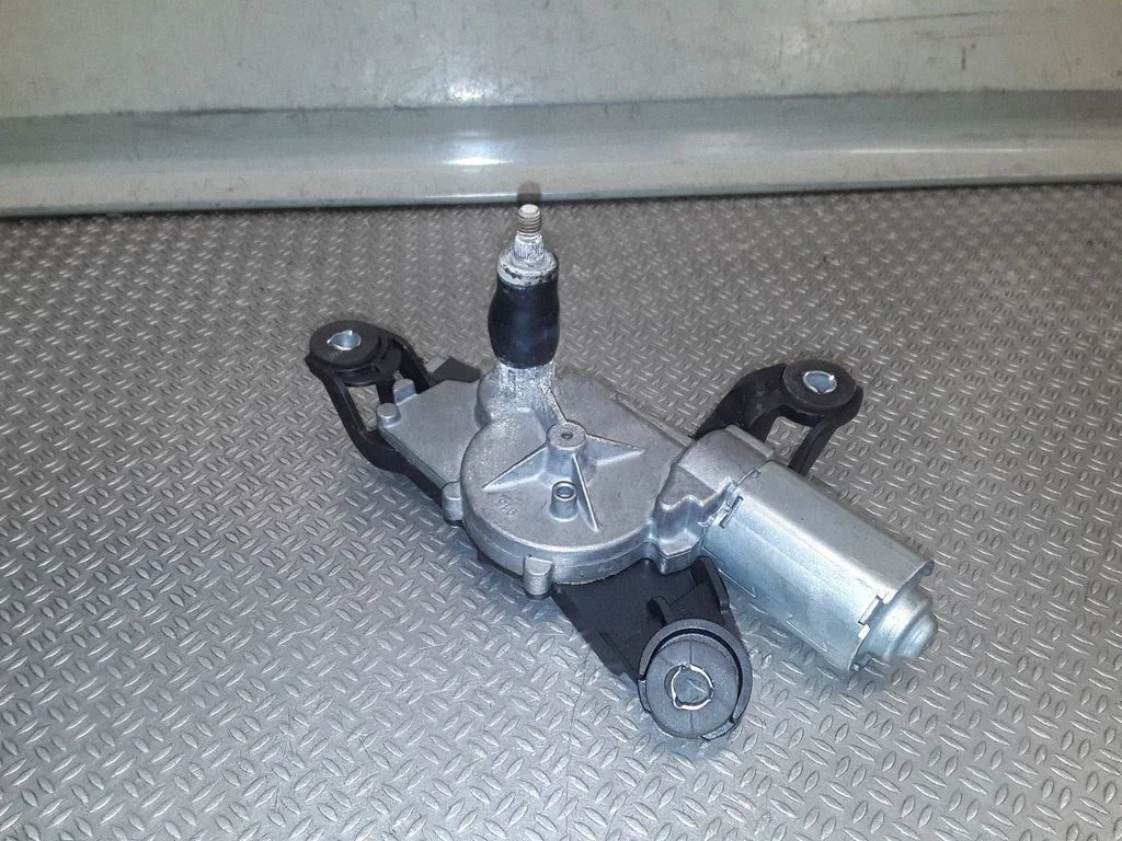 Aizmugurējā stikla tīrītāja motoriņš 0390201599