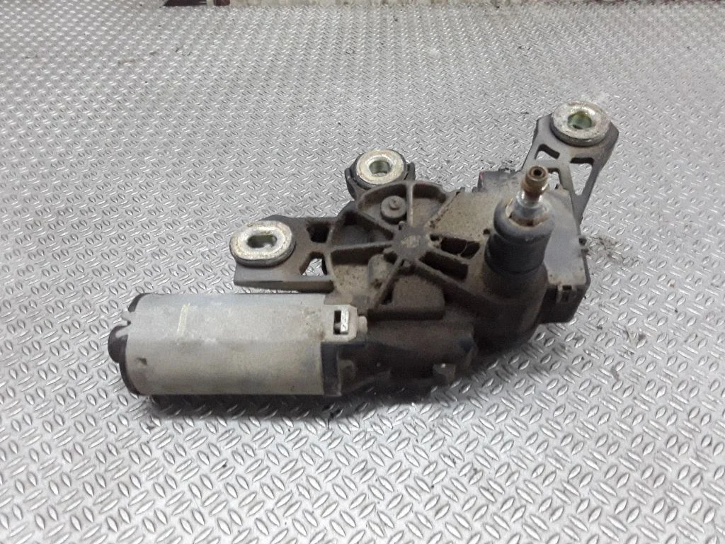 Tagaklaasi kojamehe mootor 7M3955711A