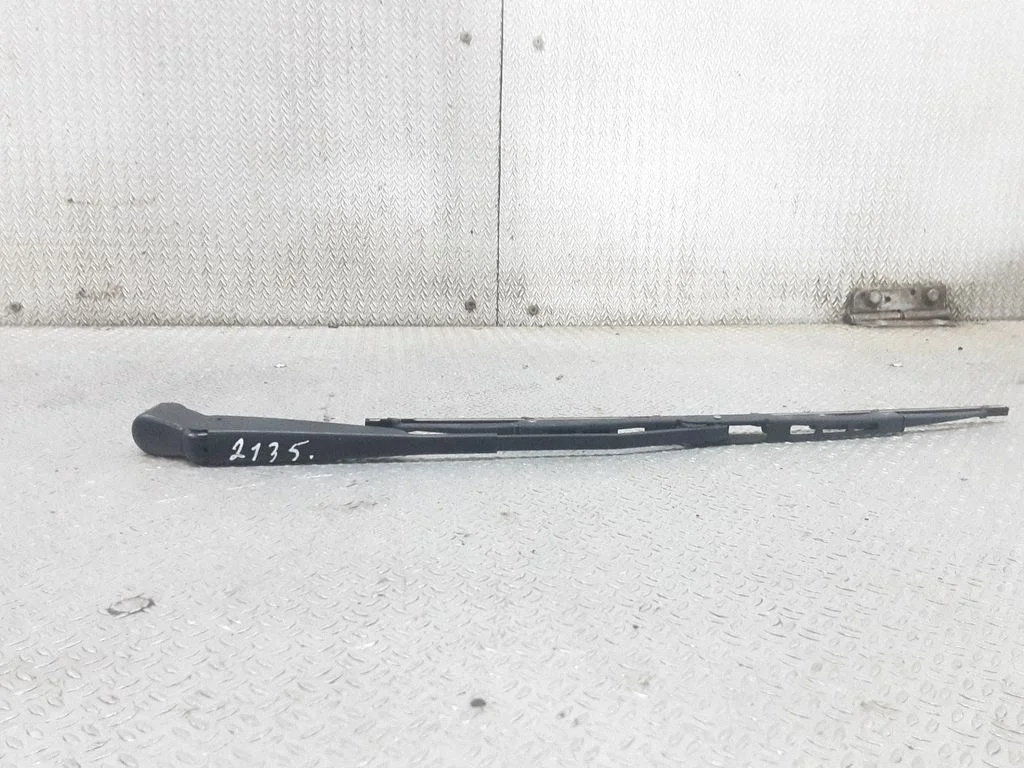 Rear wiper blade arm
