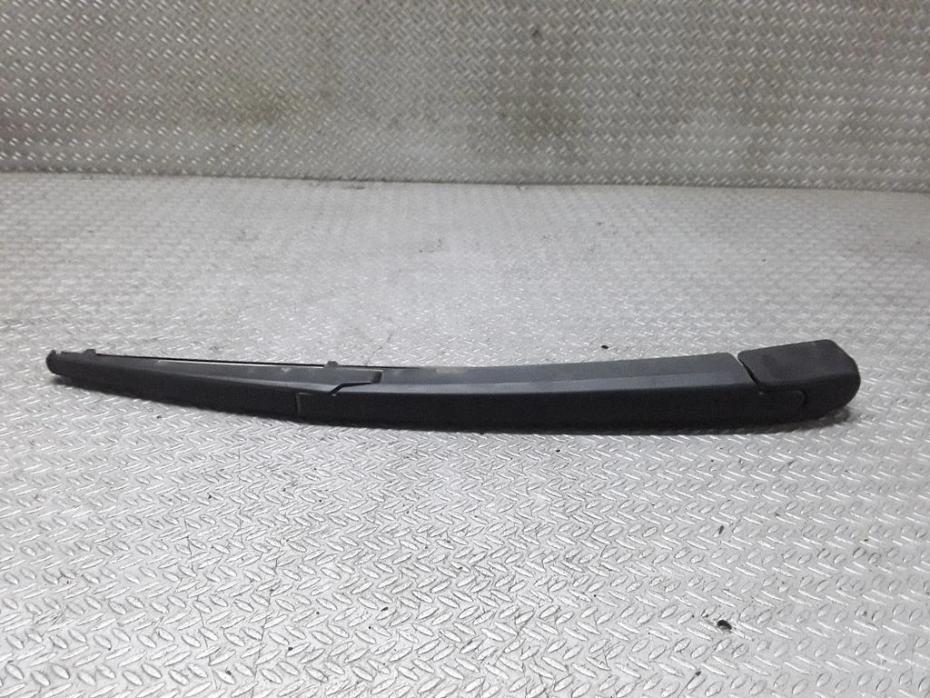 Rear wiper blade arm