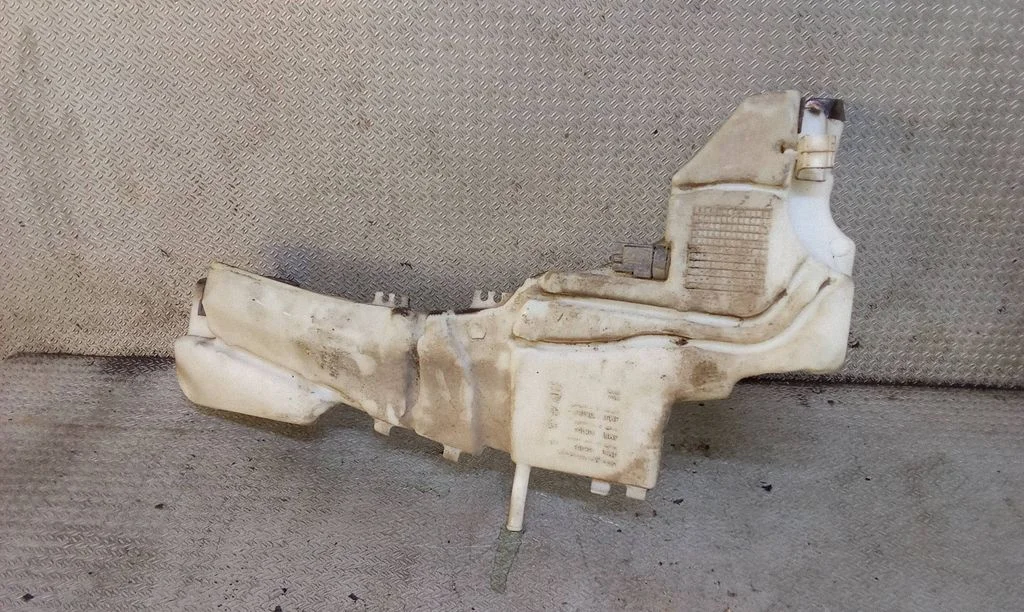 Klaasipesuvedeliku paak – Ford Kuga I (2008-2012)