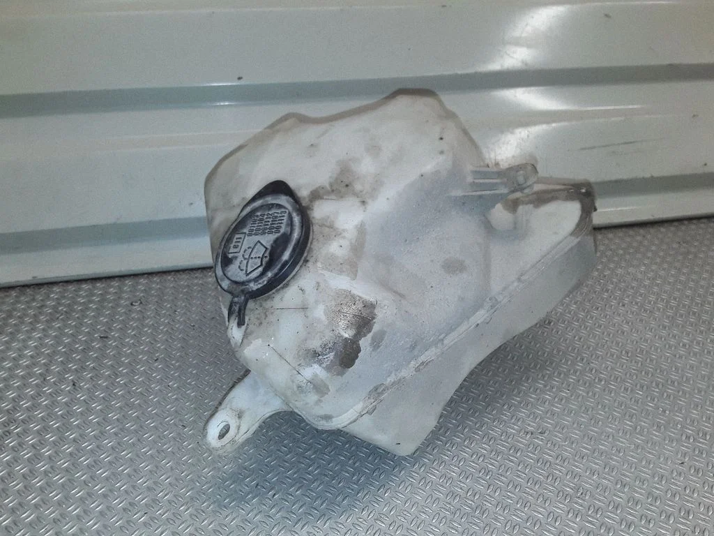 Klaasipesuvedeliku paak – Toyota Prius (XW20) (2003-2009)
