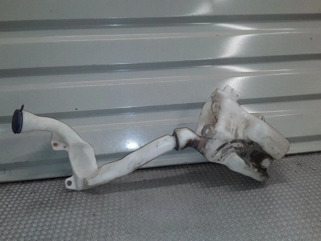 Windshield washer fluid reservoir/tank