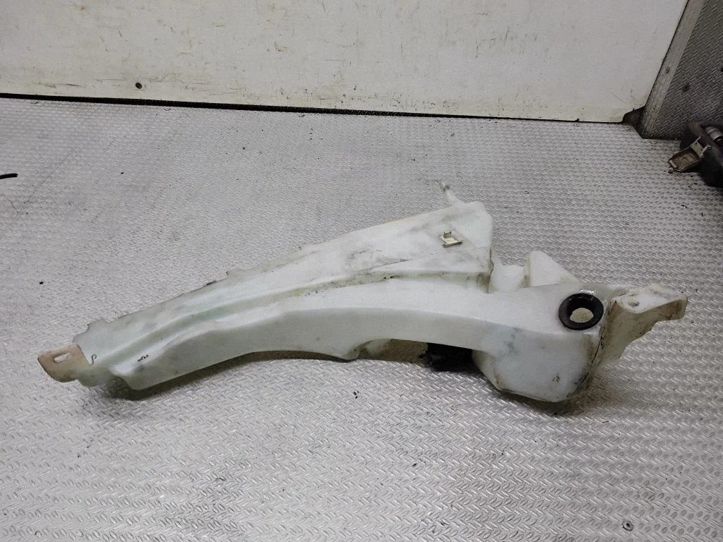 Windshield washer fluid reservoir/tank – Volvo V50 (2004-2007)