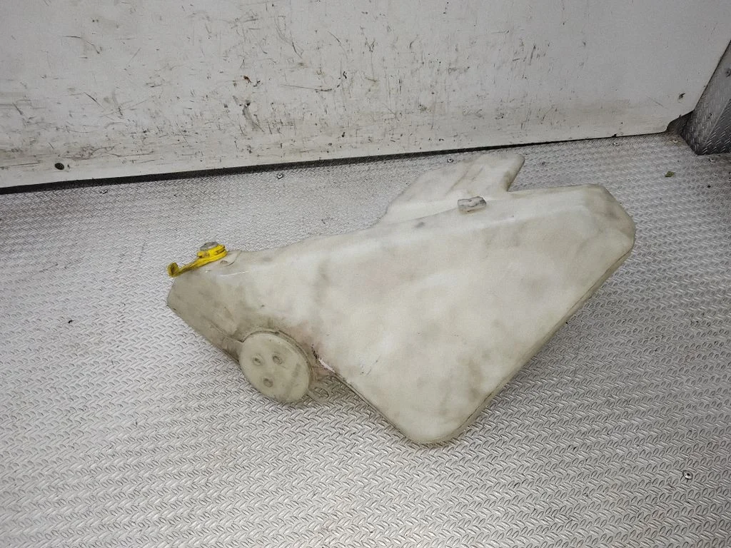 Windshield washer fluid reservoir/tank