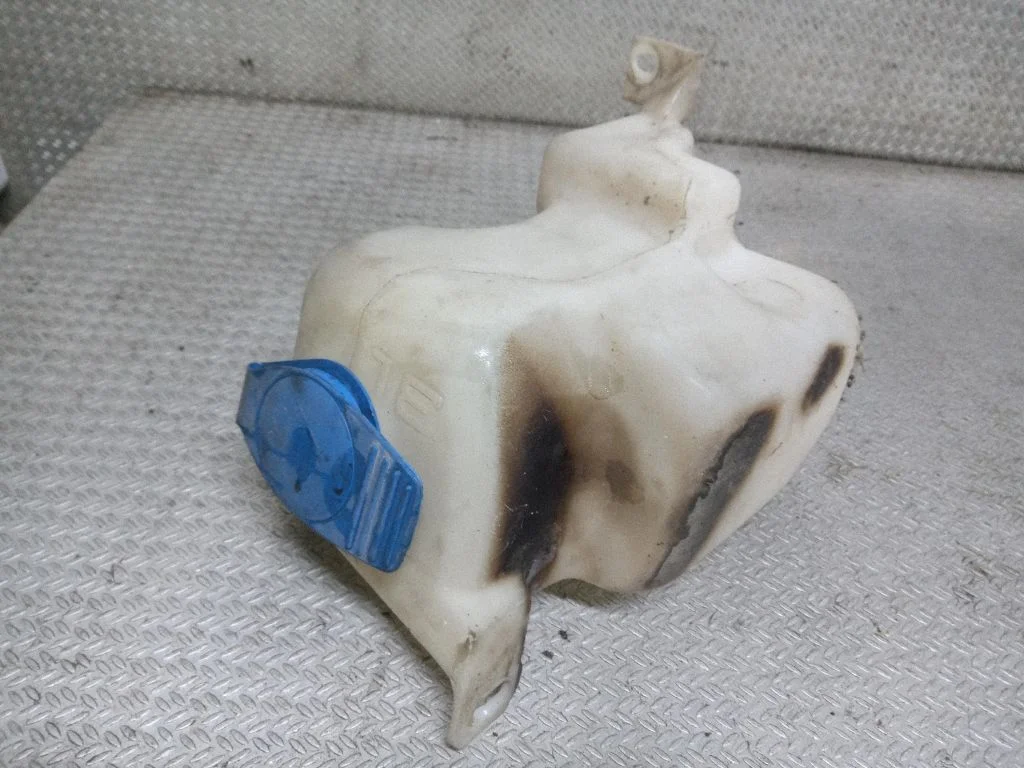 Windshield washer fluid reservoir/tank – Skoda Octavia Mk1 (1U) (1996-2004)