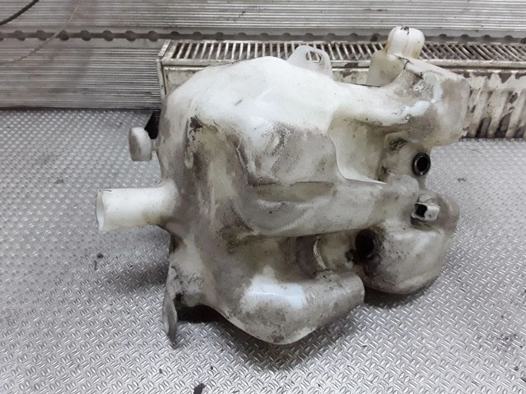 Klaasipesuvedeliku paak – Citroen C4 I (2004-2010)