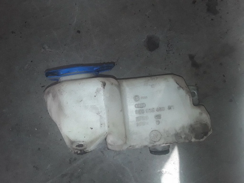 Zbiorniczek spryskiwacza – Audi A4 S4 B7 8E 8H (2005-2008)