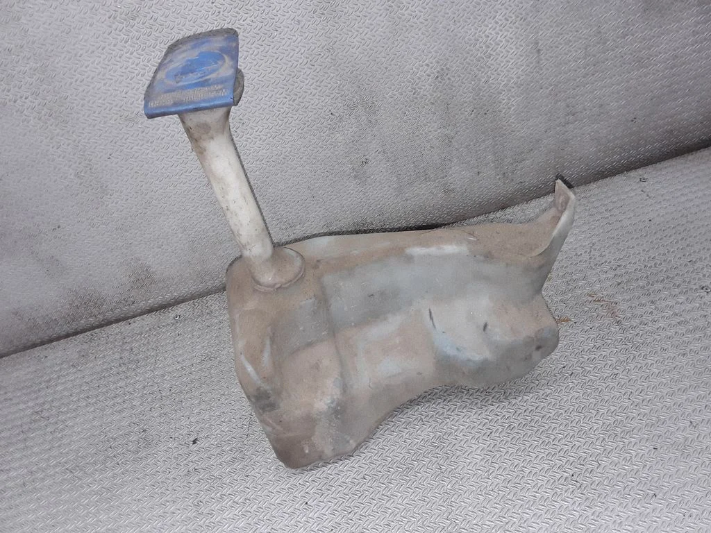Windshield washer fluid reservoir/tank – Volkswagen Transporter - Caravelle T4 (1991-2003)