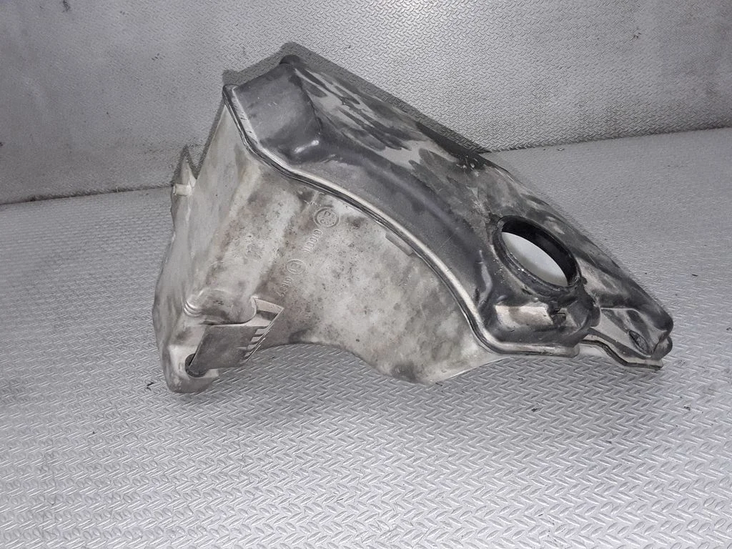 Logu mazgāšanas šķidruma tvertne 61667007970