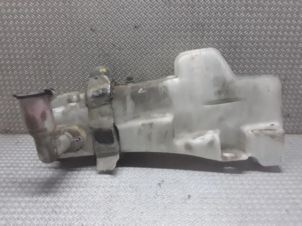 Windshield washer fluid reservoir/tank