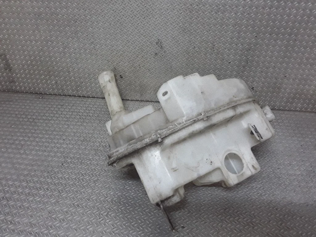 Windshield washer fluid reservoir/tank – Mazda 5 (2005-2010)