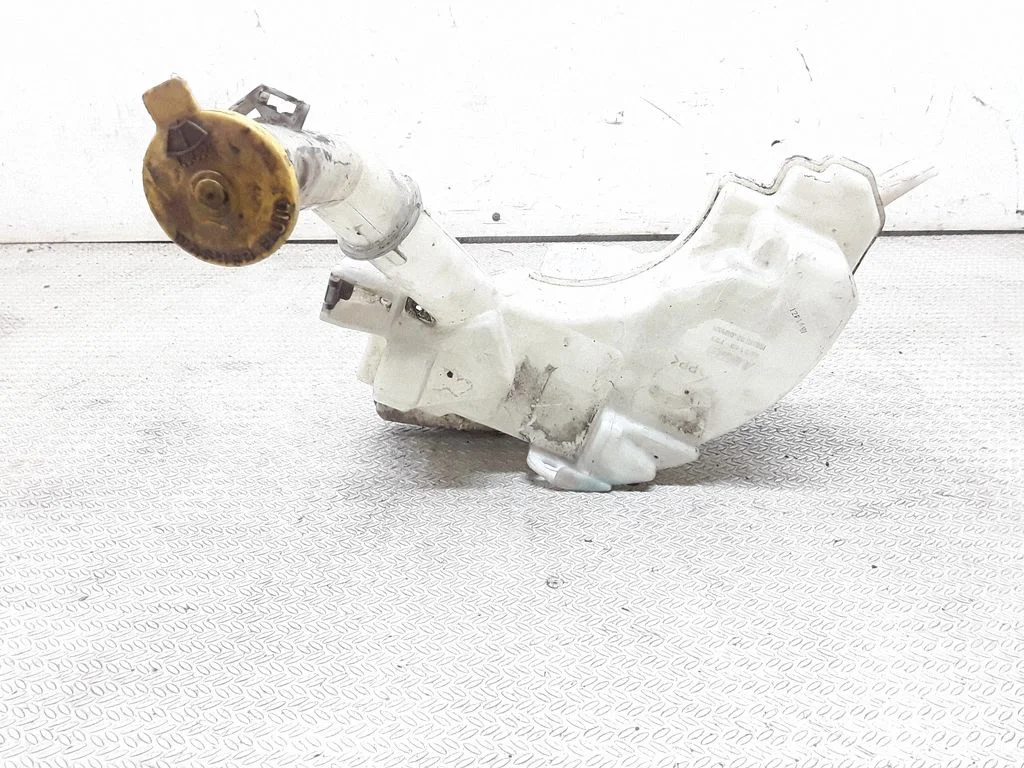 Windshield washer fluid reservoir/tank – Mazda 3 I (2003-2006)
