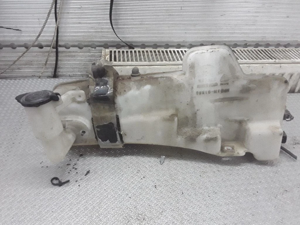 Windshield washer fluid reservoir/tank