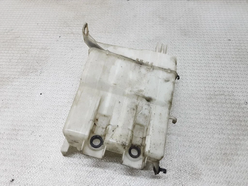 Windshield washer fluid reservoir/tank – Toyota Avensis T250 (2006-2009)