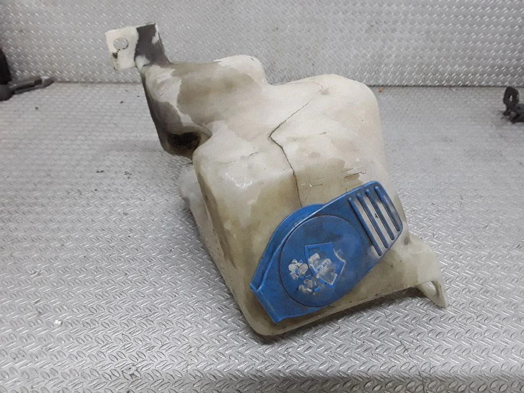 Windshield washer fluid reservoir/tank – Volkswagen Golf IV (1998-2005)