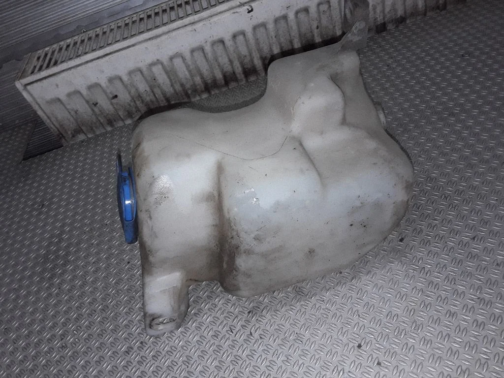 Windshield washer fluid reservoir/tank – Volkswagen Golf IV (1998-2005)
