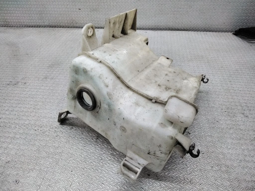 Windshield washer fluid reservoir/tank – Toyota Avensis Verso (2001-2009)