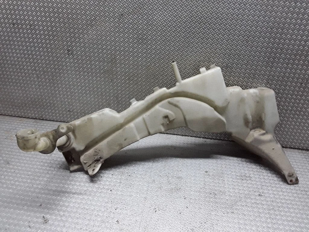 Windshield washer fluid reservoir/tank – Ford Focus C-MAX (2003-2010)