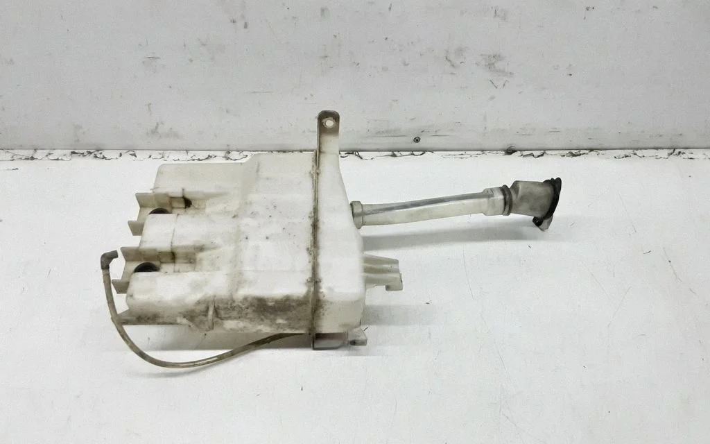 Klaasipesuvedeliku paak – Toyota Avensis Verso (2001-2009)