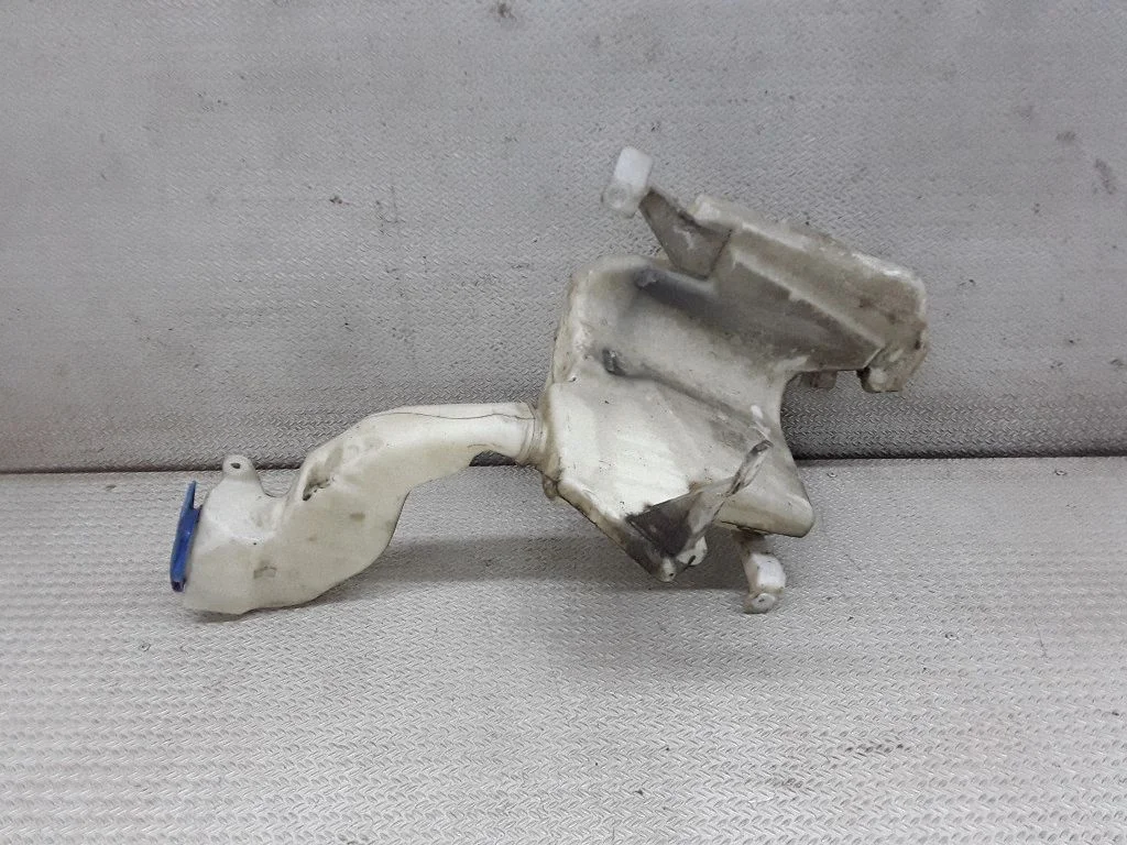 Windshield washer fluid reservoir/tank – Volkswagen Passat B5.5 (2001-2005)