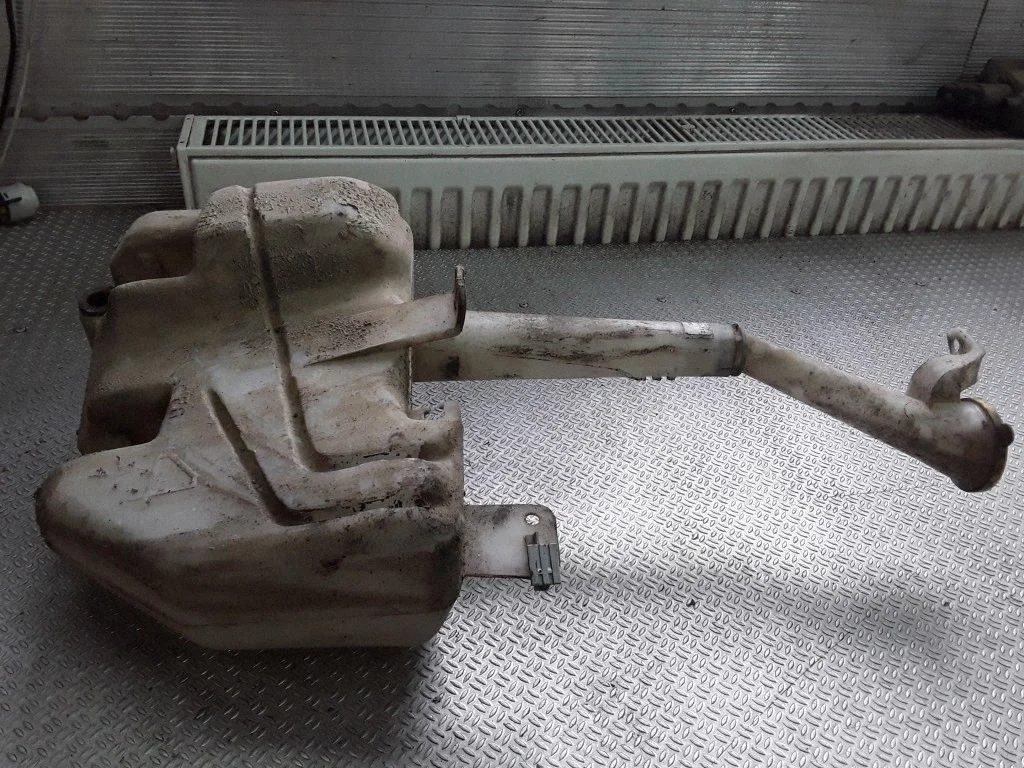 Logu mazgāšanas šķidruma tvertne 010100