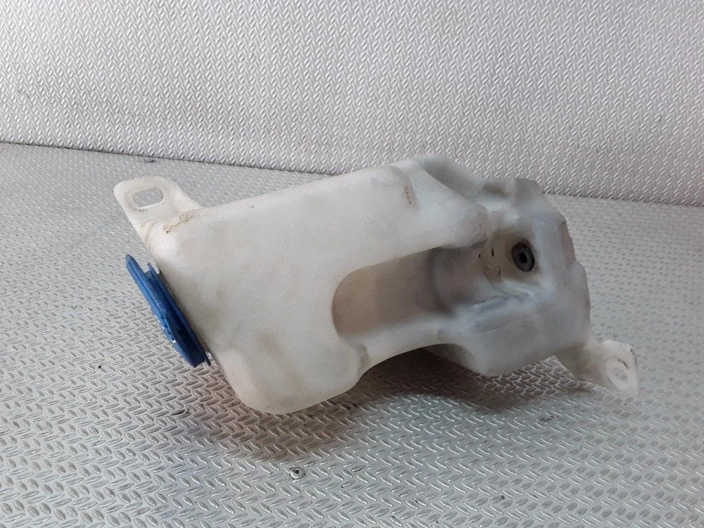 Windshield washer fluid reservoir/tank – Volkswagen Golf IV (1998-2005)