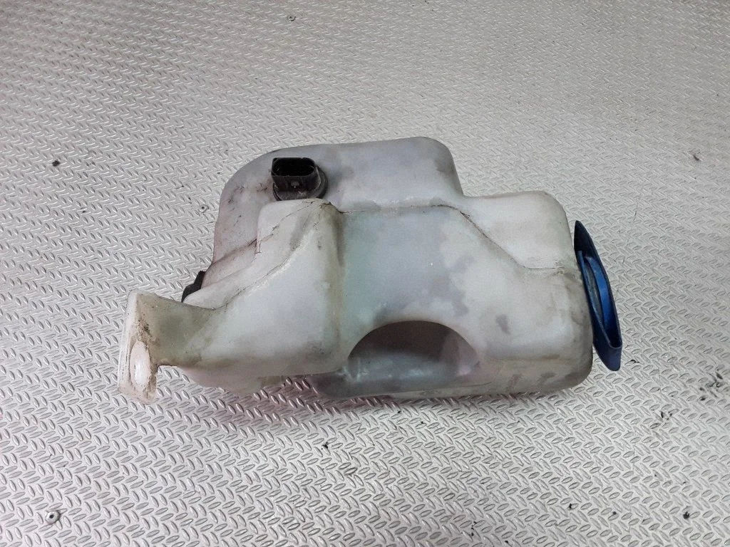 Windshield washer fluid reservoir/tank – Volkswagen Golf IV (1998-2005)