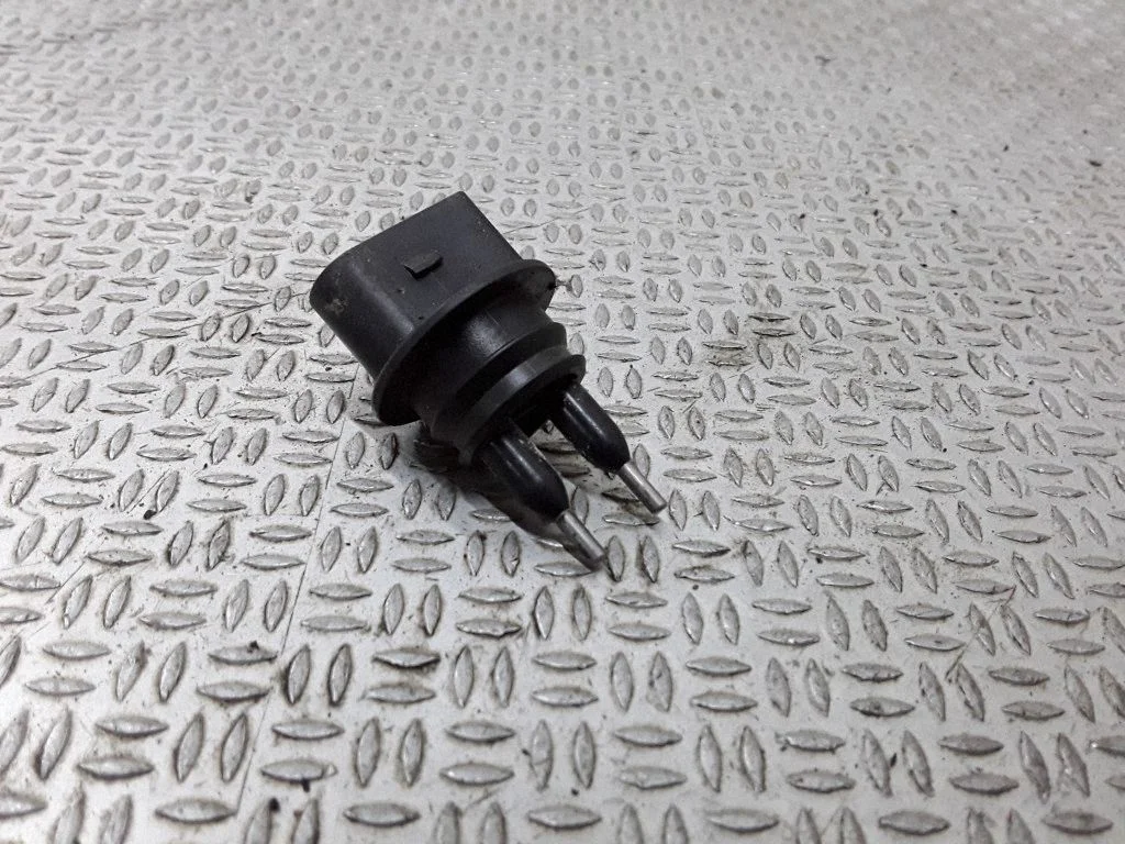 Windshield washer fluid level sensor – Volkswagen Passat B5.5 (2001-2005)