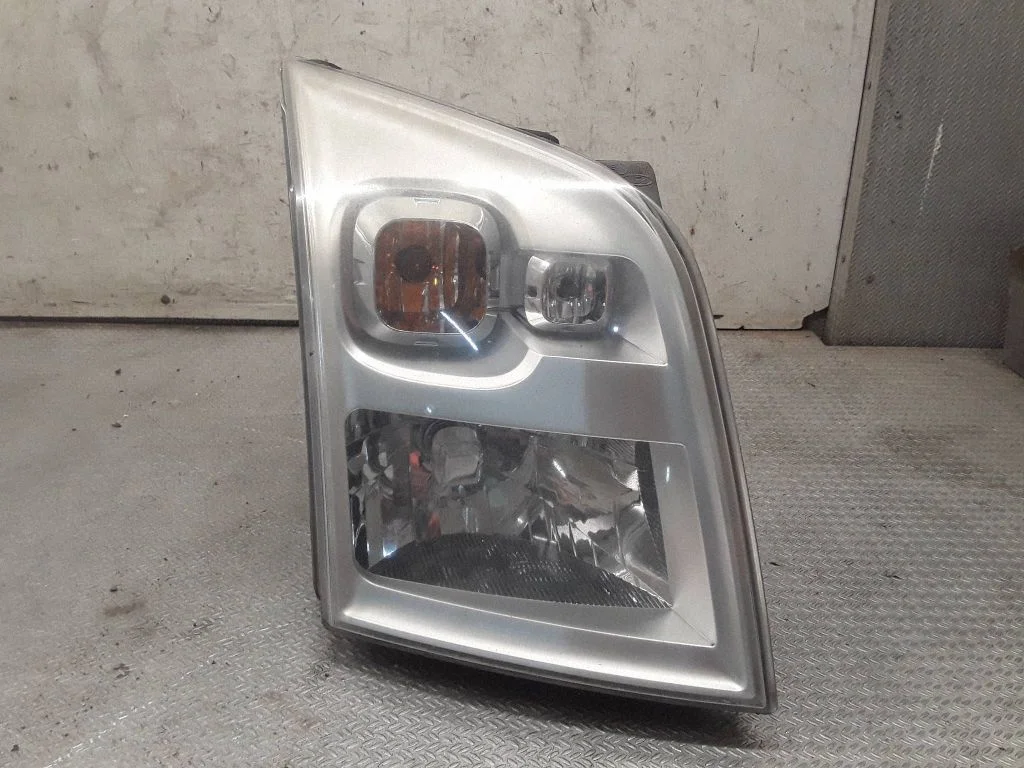 Headlight/headlamp – right